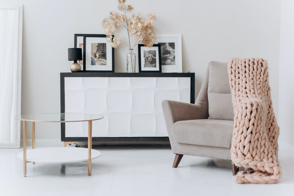 salon fengshui avec un fauteuil, une commode et table