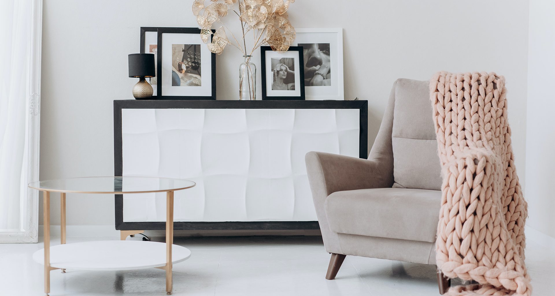 salon fengshui avec un fauteuil, une commode et table